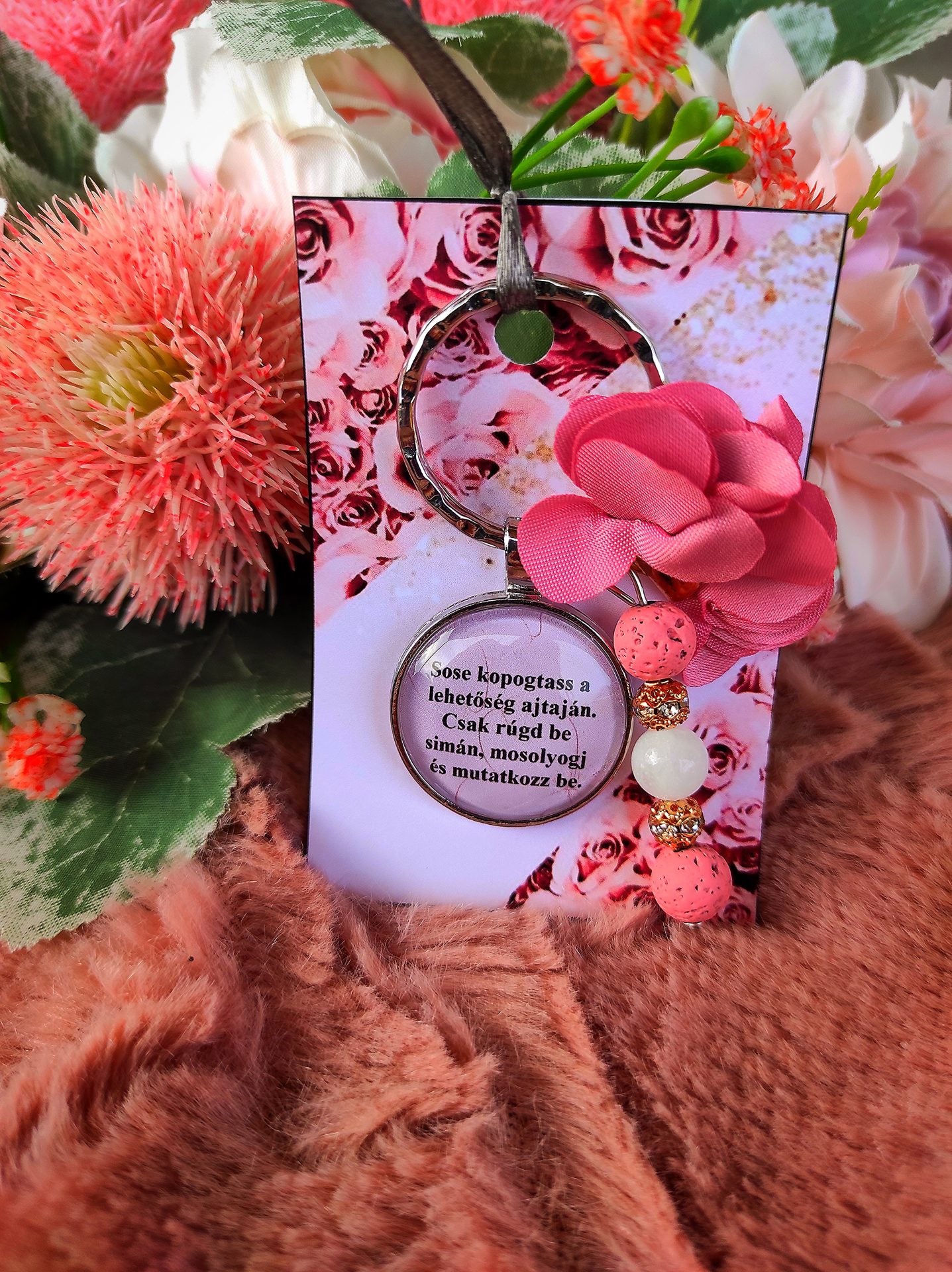 Rózsaszín motiváló ásvány kulcstartó